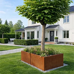 Cortenstål plantekasser i en moderne have med et varmt og holdbart udtryk