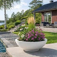Plantekasser i glasfiber i et stilfuldt uderum med moderne finish