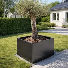 Stål plantekasser i en stram have med et moderne og tidløst udtryk
