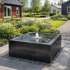 Stålvandborde som et roligt blikfang i en moderne have
